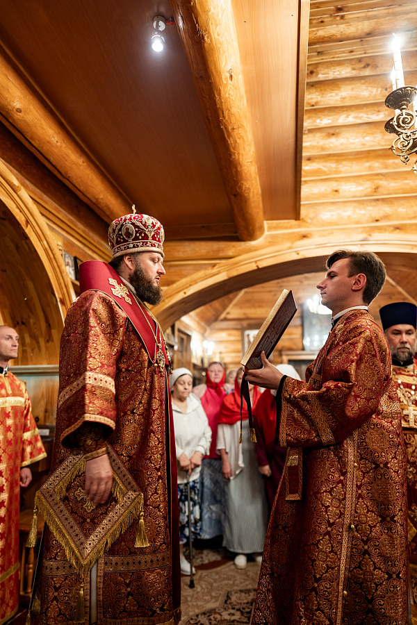 Божественная литургия в храме царственных страстотерпцев деревни Плещеево г.о. Подольск